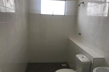 Bangi Avenue Big land Corner house 3 storey 5800sq feet, Like Semi D house