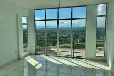 Bangi Avenue Big land Corner house 3 storey 5800sq feet, Like Semi D house