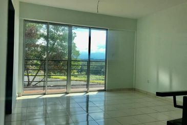 Bangi Avenue Big land Corner house 3 storey 5800sq feet, Like Semi D house