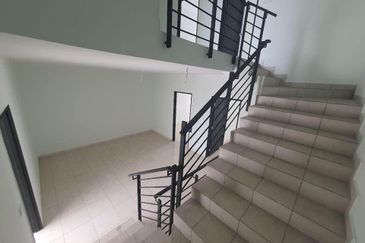 Bangi Avenue Big land Corner house 3 storey 5800sq feet, Like Semi D house