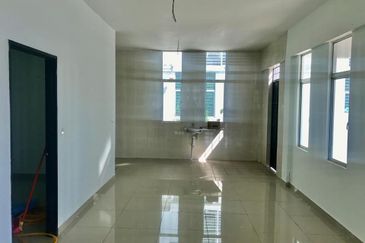 Bangi Avenue Big land Corner house 3 storey 5800sq feet, Like Semi D house