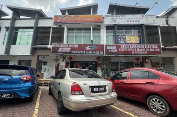 Makyong Shop @Bukit Raja Shop for Sale