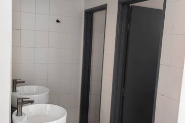 Makyong Shop @Bukit Raja Shop for Sale