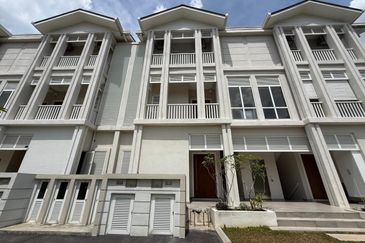 BEAUTIFUL ID! FULLY FURNISHED! Lower Unit Duplex Townhouse @ Serene Mont Kiara, KL