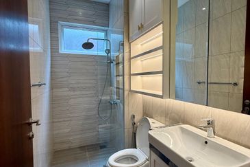 BEAUTIFUL ID! FULLY FURNISHED! Lower Unit Duplex Townhouse @ Serene Mont Kiara, KL