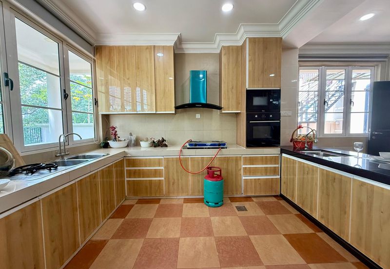 Kiara Peak (Puncak Kiara)