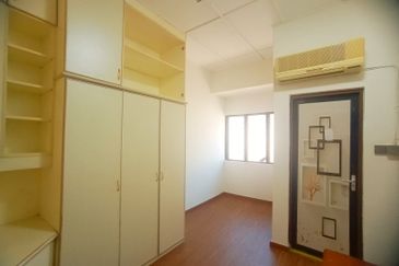 Facing Open Cantik Wow Teres 2 Tkt Taman Putra Indah Sri Kembangan