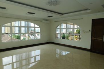 Kiara Peak (Puncak Kiara)