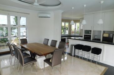 Kiara Peak (Puncak Kiara)