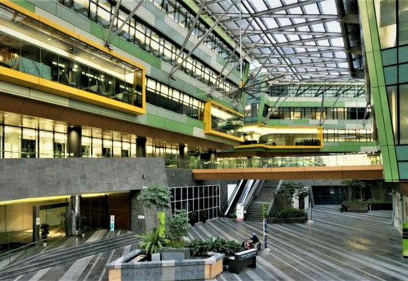 Platinum Sentral, Short walk to train station