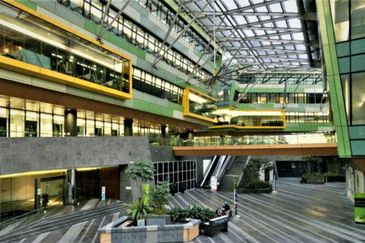 Platinum Sentral, Short walk to train station