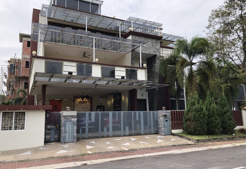 Subang Heights 3 Storey Renovated Bungalow For Sale