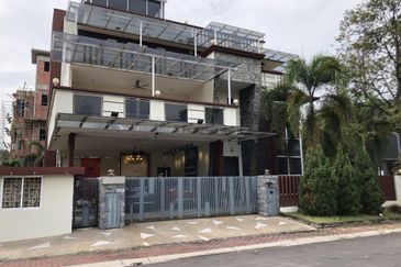 Subang Heights 3 Storey Renovated Bungalow For Sale